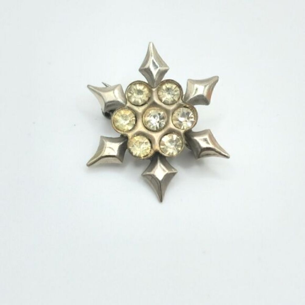 5/$20 Vintage silver rhinestone star brooch